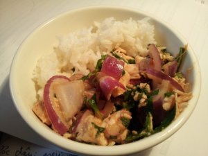 Ga hap rau ram: steamed chicken with Vietnamese mint