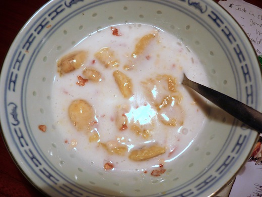 Chuoi nuong: grilled bananas in coconut sauce