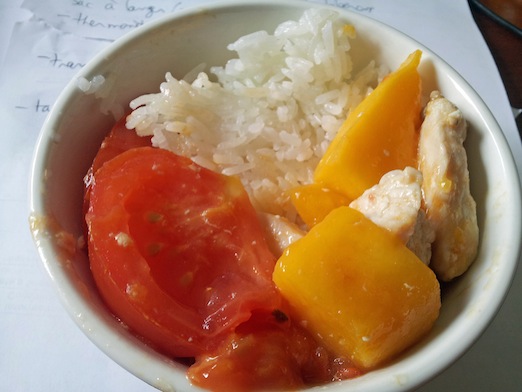 Ga xao xoai ca chua (mango and tomato chicken)