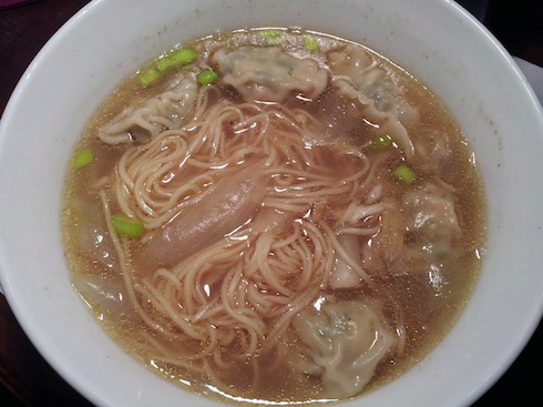 Mi hoanh thanh: noodle soup with shrimp wontons