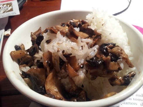 Nam xao dau hao: mushrooms in oyster sauce